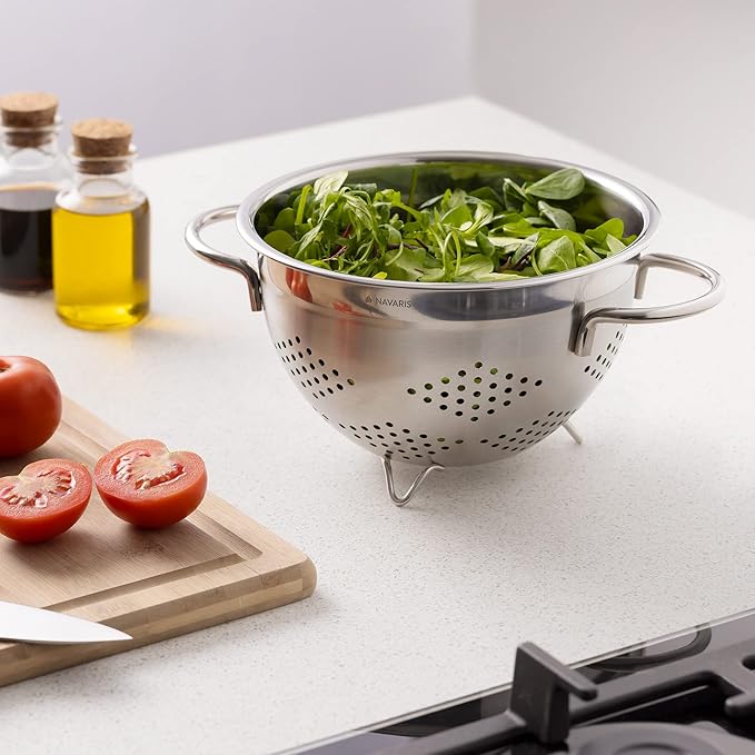 Navaris Stainless Steel Colander 3 Quart / 2.8L - Metal Strainer with Large Holes and Handles for Pasta, Spaghetti, Vegetables, Rice