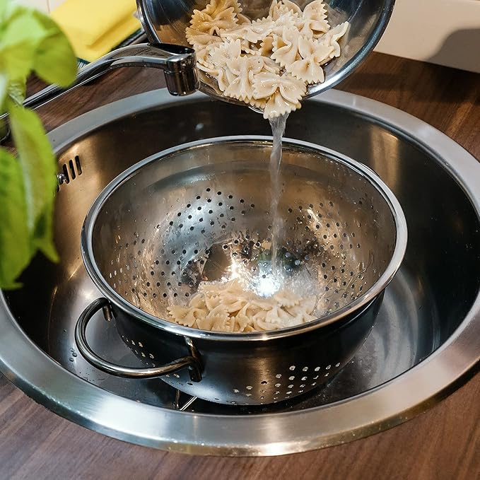 Navaris Stainless Steel Colander 4.8L / 5-Quart - Metal Strainer with Large Holes and Handles for Pasta, Spaghetti, Vegetables, Rice