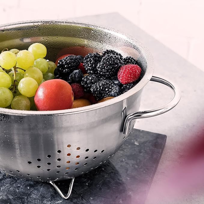 Navaris Stainless Steel Colander 4.8L / 5-Quart - Metal Strainer with Large Holes and Handles for Pasta, Spaghetti, Vegetables, Rice